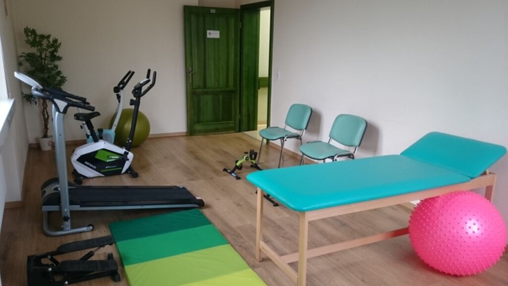 W budynku Domu Pomocy Społecznej „Miłosierny Samarytanin” we Wrocławiu znajduje się sala rehabilitacyjna, w której prowadzona są zajęcia usprawniające 