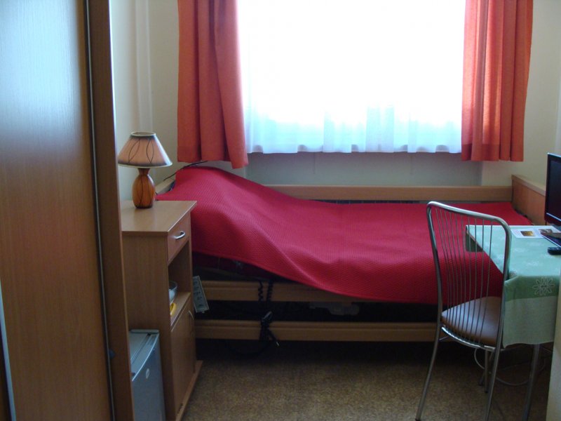 Pokoje pensjonariuszy w Domu Pomocy Społecznej „Smrek” w Zaskalu wyposażone są w rehabilitacyjne łóżka i instalację przywoławczą