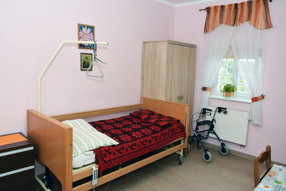 Jeden z pokoi w Domu Pomocy Społecznej dla Dorosłych „Prząśnik” w Brenniku