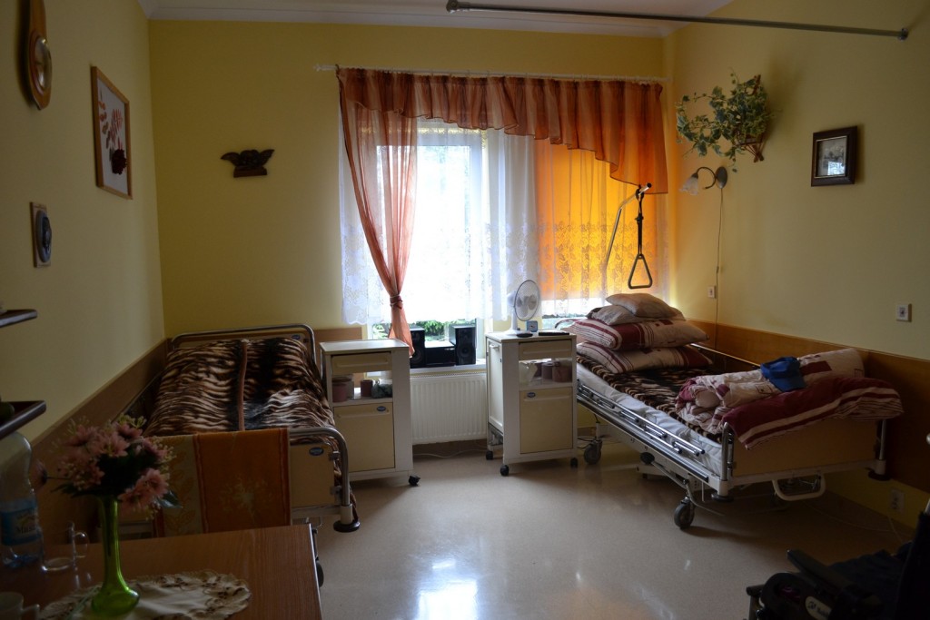 MIeszkańcy Domu Pomocy Społecznej im. Sue Ryder Kałków – Godów mogą udekorować pokoje dekoracjami i bibelotami przywiezionymi z domu