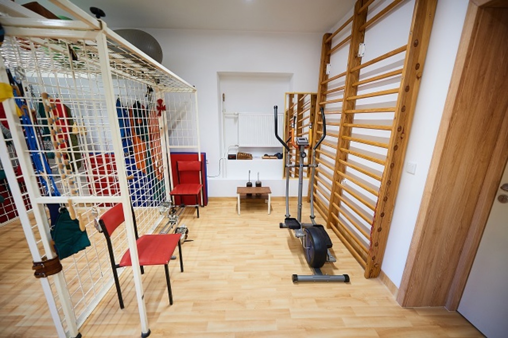 Dom Pomocy Społecznej im. Matki Teresy z Kalkuty w Lublinie dysponuje świetnie wyposażoną salą do rehabilitacji