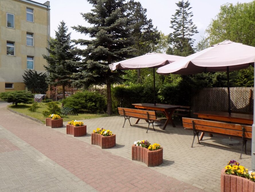 Przed budynkiem Domu Pomocy Społecznej w Obornikach Śląskich znajduje się miejsce do spędzania wolnego czasu