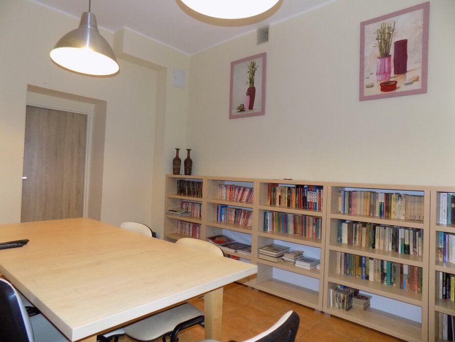Dom Pomocy Społecznej w Obornikach Śląskich dysponuje pracownią biblioterapii