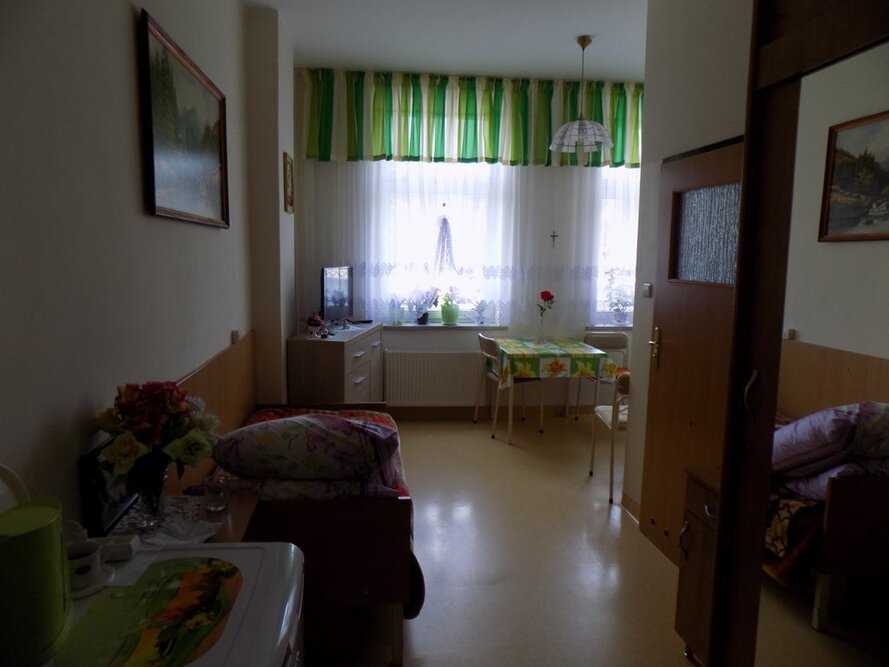 Mieszkańcy Domu Pomocy Społecznej w Obornikach Śląskich mają do dyspozycji pokoje z łazienkami - wszystkie wyposażone są w niezbędne meble i sprzęty