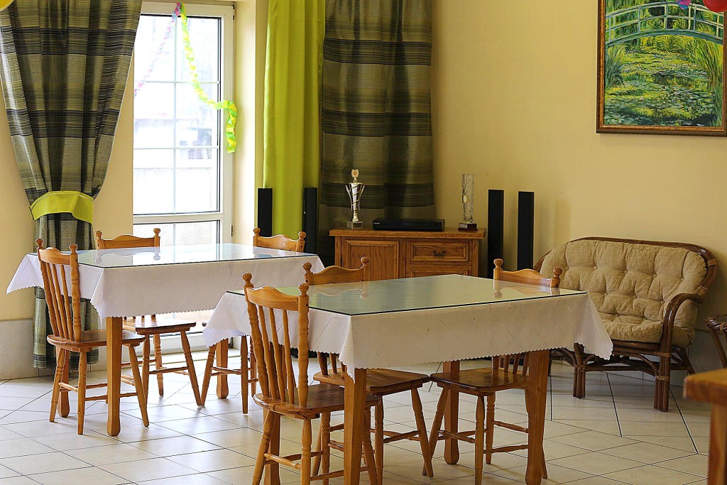 Dom Pomocy Społecznej dla Przewlekle Chorych w Bielsku-Białej dysponuje przestronną jadalnią, która pełni też funkcję świetlicy