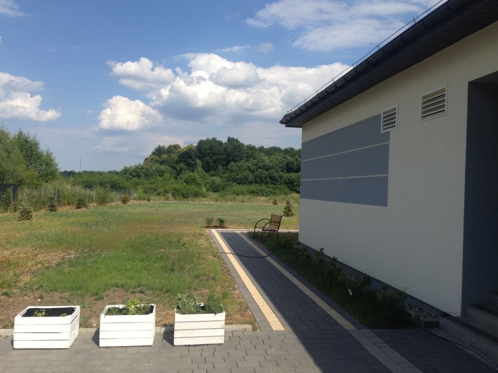 Teren przed Domem Aktywnego Seniora „Biały Bez" w Ruścu