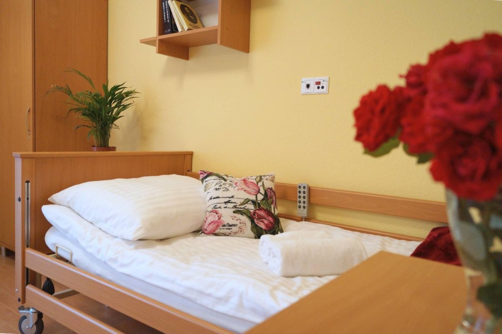 W pokojach na terenie Domu Pomocy Społecznej „Laurentius” w Olsztynie znajduje się instalacja przywoławcza umożliwiająca szybkie wezwanie pomocy w nagłych sytuacjach