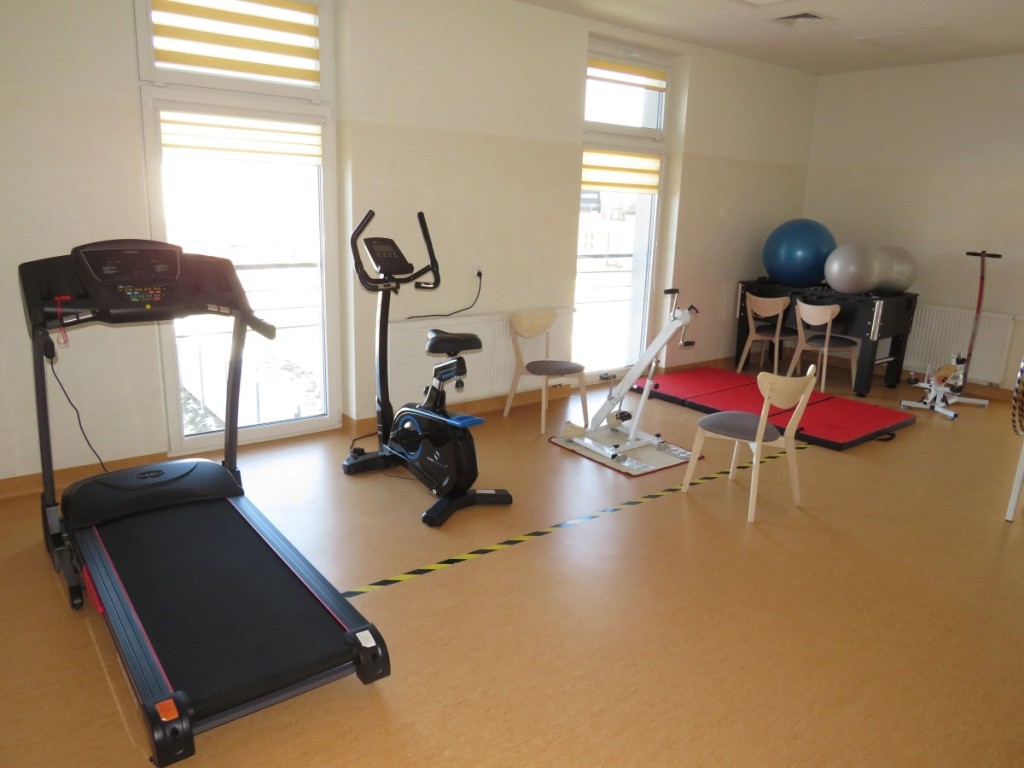 Na terenie Domu Pomocy Społecznej w Baćkowicach znajduje się sala do ćwiczeń wyposażona w profesjonalny sprzęt