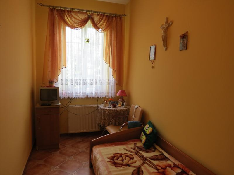 Mieszkanki Domu Pomocy Społecznej w Słupi  mogą przywieźć ze sobą ulubione bibeloty czy pamiątki rodzinne