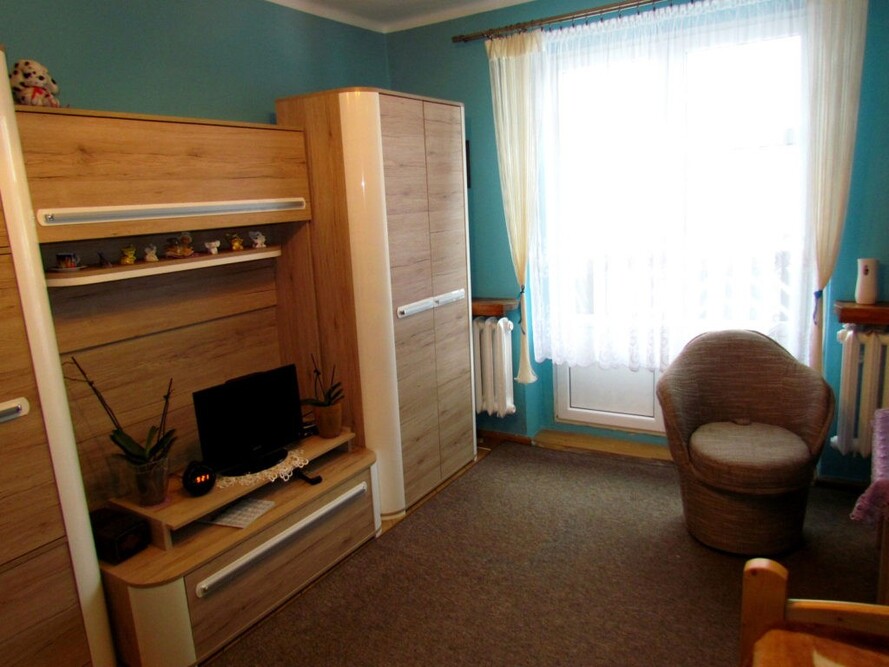 Pokoje w Domu Pomocy Społecznej im. Papieża Jana Pawła II w Gorzycach wyposażone są w nowoczesne meble i niezbędne sprzęty