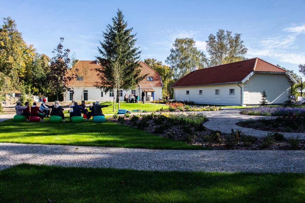 Dom Pomocy Społecznej w Worynach i otaczający go ogród