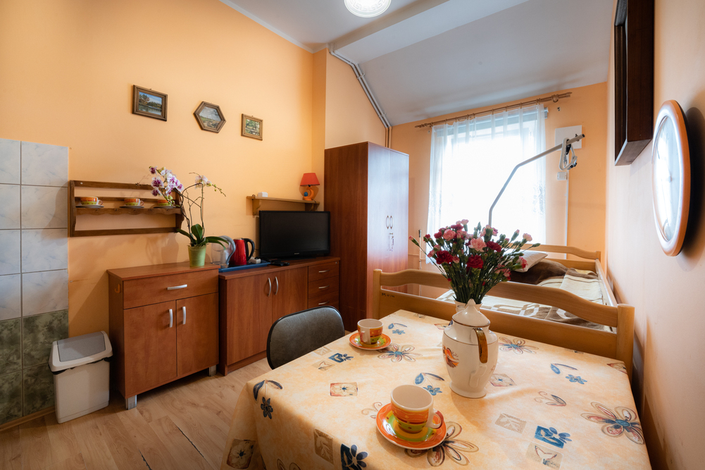 Pokoje w Domu Pomocy Społecznej w Mirsku są wyposażone w niezbędne meble i sprzęty