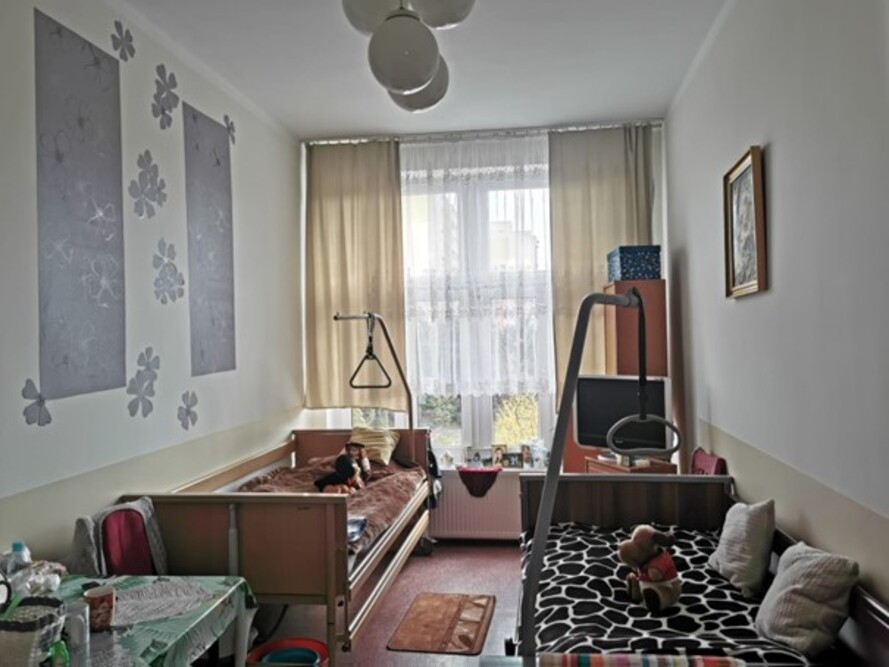 Pokoje w Domu Pomocy Społecznej w Grudziądzu są niewielkie, ale przytulne i wyposażone w niezbędne sprzęty