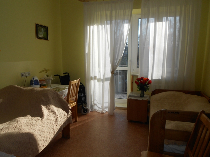 Część pokoi w Domu Pomocy Społecznej w Piotrkowie Trybunalskim posiada dostęp do balkonu