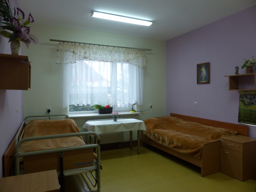 Mieszkańcy Domu Seniora im. Sue Ryder w Pierzchnicy  mają w swoich pokojach wygodne łóżka oraz pojemne meble do przechowywania osobistych przedmiotów