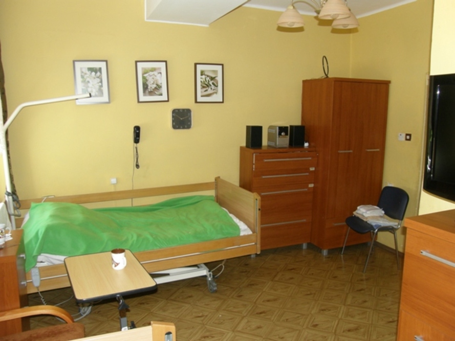 Ośrodek „Święty Florian” w Chorzowie oferuje seniorom komfortowe pokoje z instalacją przywoławczą