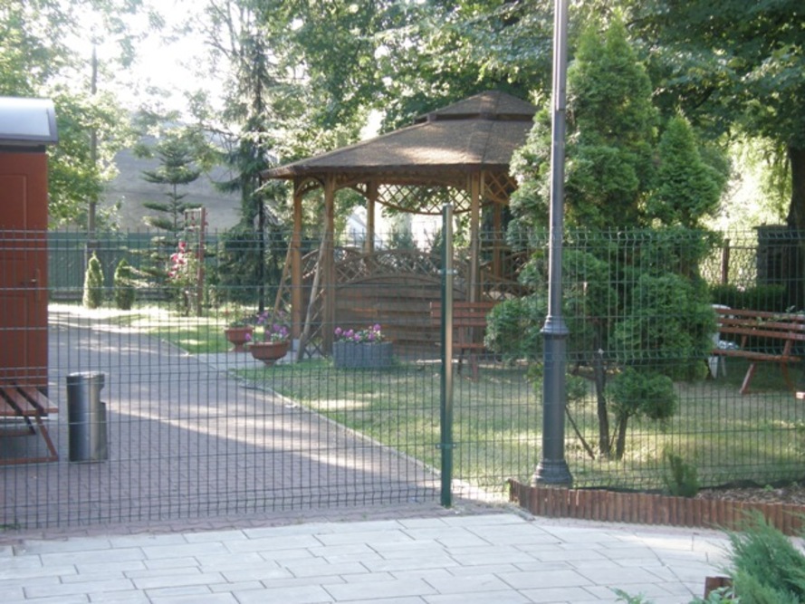 Teren Ośrodka „Święty Florian” w Chorzowie jest ogrodzony - w ogrodzie znajduje się altanka, ławeczki i brukowane ścieżki spacerowe