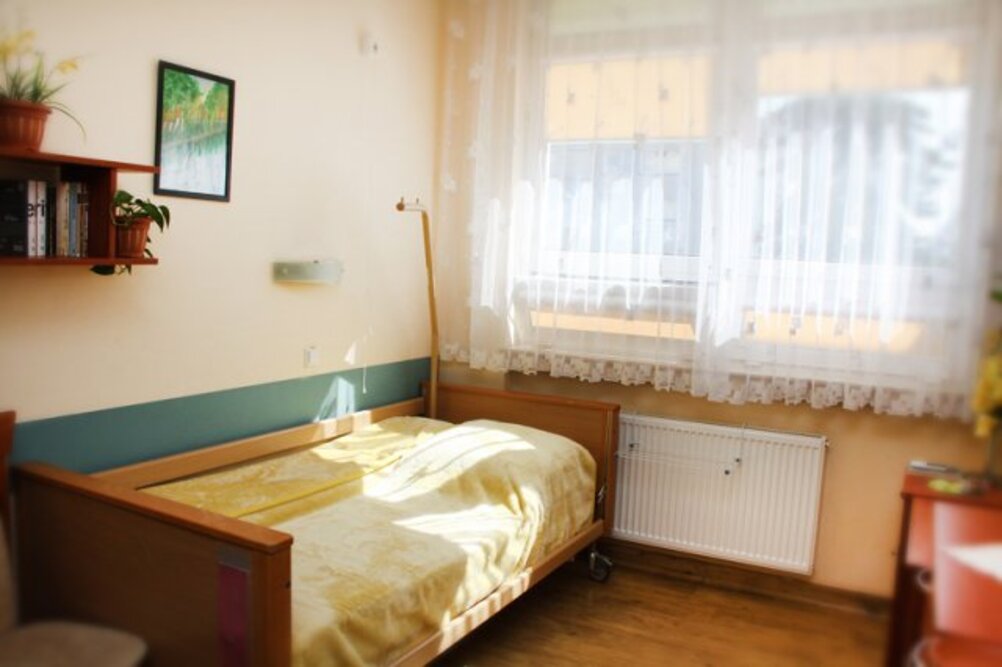 Mieszkańcy Domu Pomocy Społecznej przy Karmelkowej we Wrocławiu  mają do dyspozycji specjalistyczne łóżka rehabilitacyjne