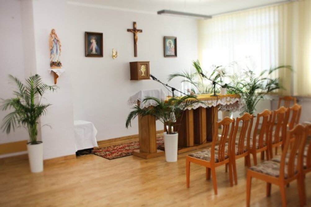 W budynku Domu Pomocy Społecznej przy Karmelkowej we Wrocławiu znajduje się kaplica, w której odbywają się Msze Święte