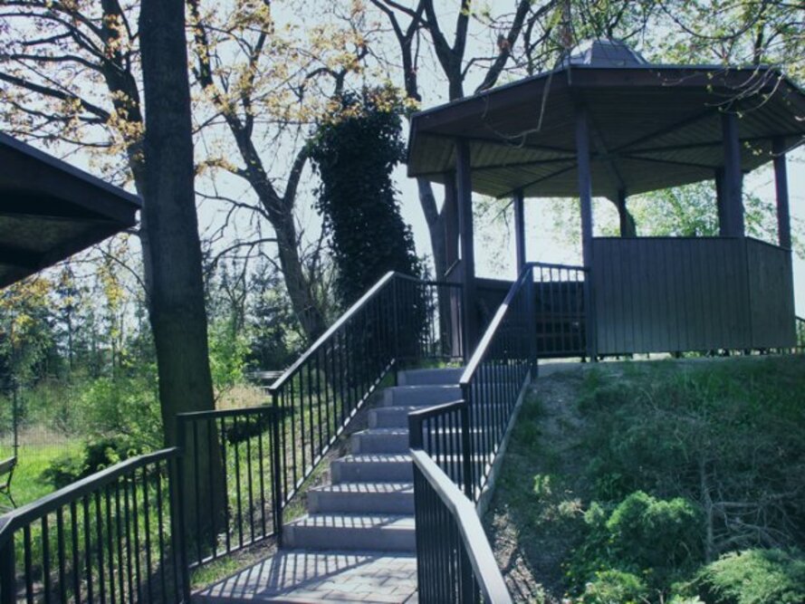 Dom Pomocy Społecznej przy Kaletniczej we Wrocławiu położony jest na ogrodzonej działce