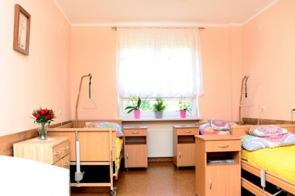 Pokoje w Domu Pomocy Społecznej przy Rędzińskiej we Wrocławiu wyposażone są w specjalistyczne łóżka rehabilitacyjne i instalację przywoławczą