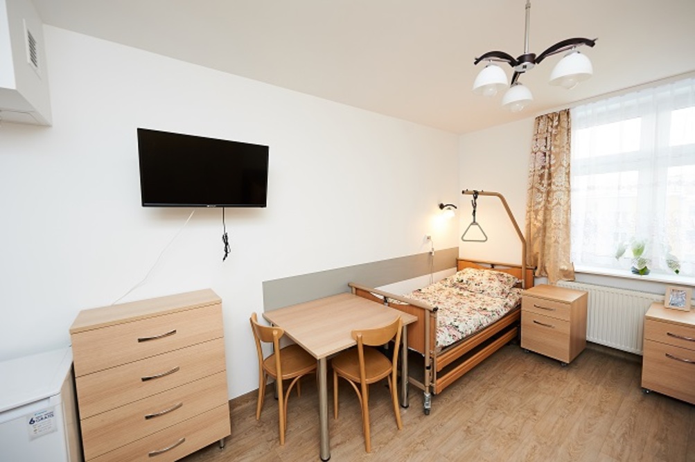 Pokoje w Domu Pomocy Społecznej im. Matki Teresy z Kalkuty w Lublinie są wyposażone w specjalistyczne łóżka medyczne 