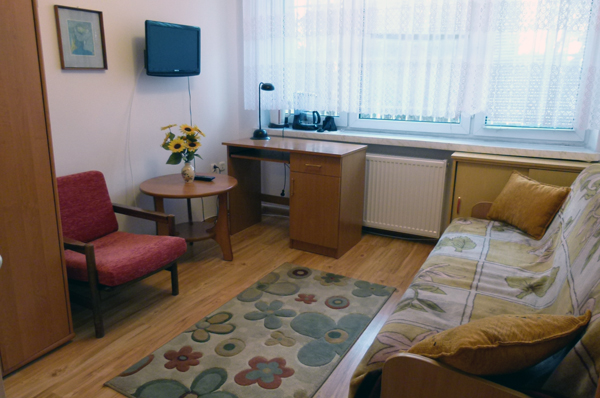 Pokoje w Domu Pomocy Społecznej w Pucku są przytulnie urządzone i wyposażone w niezbędne sprzęty