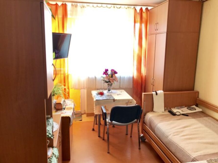 Jeden z pokoi w Domu Pomocy Społecznej „Samarytanin” we Wrocławiu