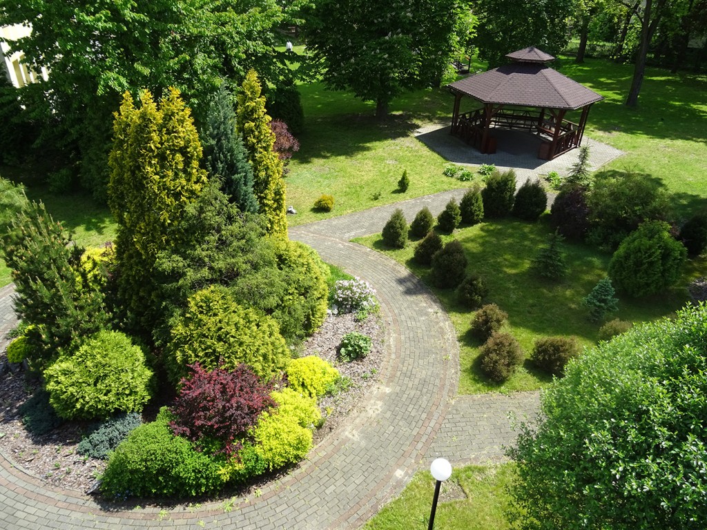 Teren Domu Pomocy Społecznej im. Józefa Gawła w Stalowej Woli  jest ogrodzony, dzięki czemu mieszkańcy mogą czuć się bezpiecznie