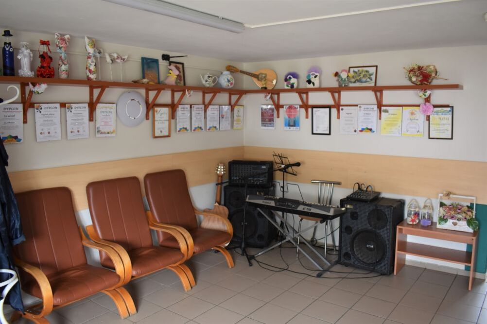W Domu Pomocy Społecznej w Turowie dostępna jest świetlica z zapleczem do zajęć z muzykoterapii