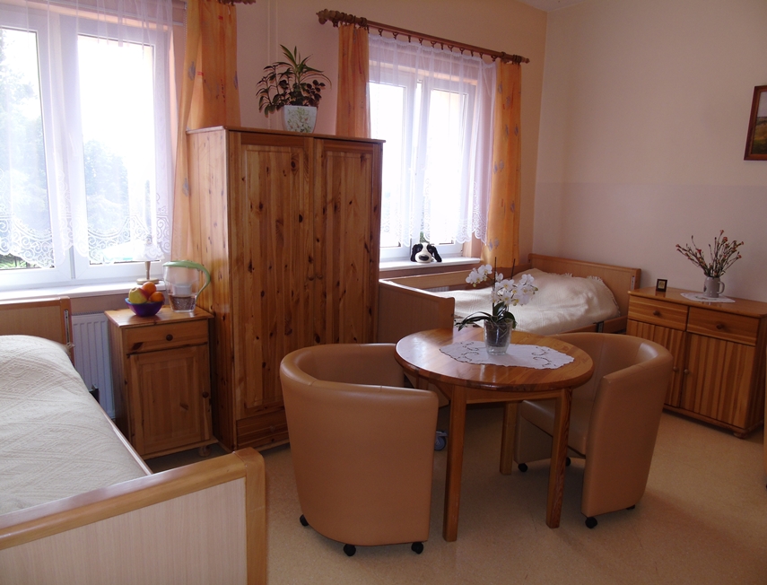 Pokoje w Domu Pomocy Społecznej w Jonkowie są wyposażone w wygodne fotele i stolik przy którym można napić się herbaty i poczytać książkę