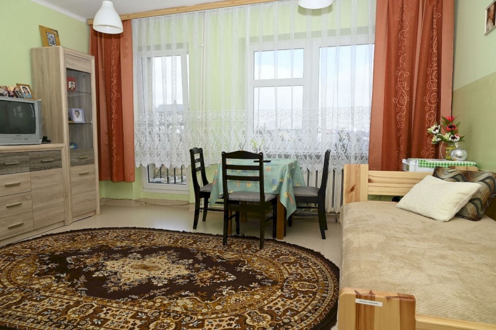 Pokoje w Domu Pomocy Społecznej im. Jana Pawła II w Brańsku są estetycznie i funkcjonalnie urządzone