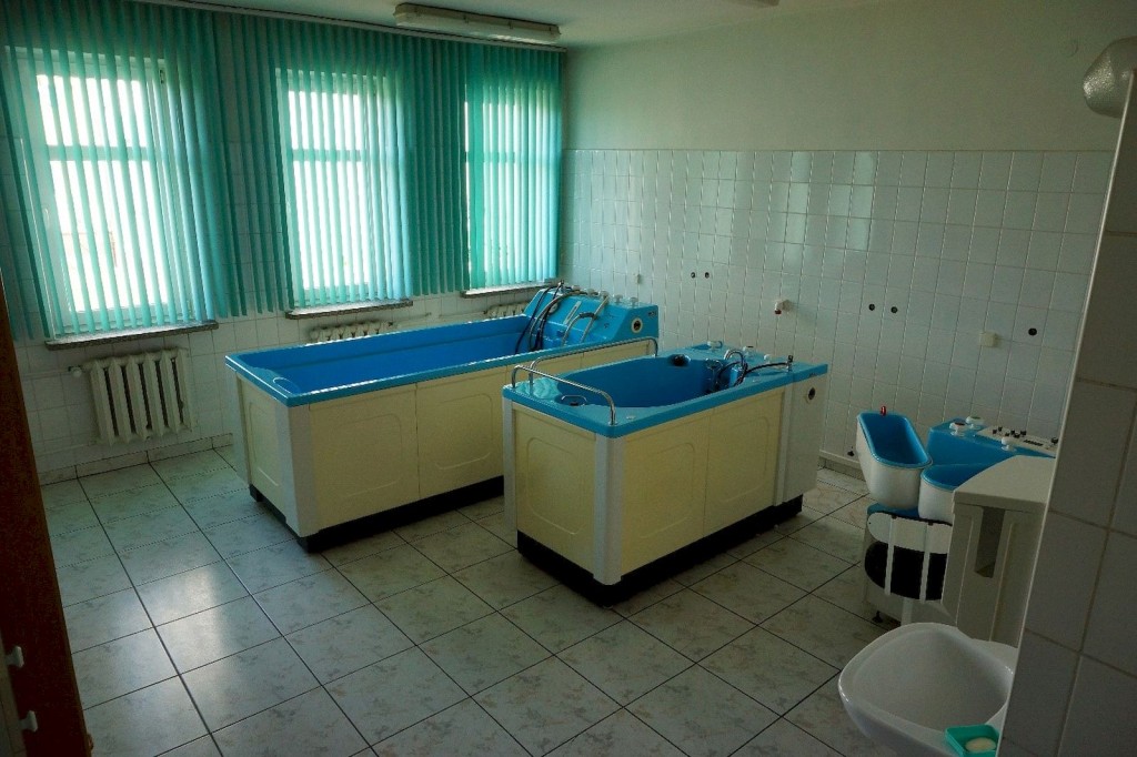 Dom Pomocy Społecznej im. Jana Pawła II w Brańsku dysponuje profesjonalnym sprzętem do rehabilitacji, w tym do zabiegów wodoleczniczych