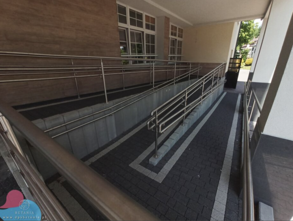 Dom Pomocy Społecznej „Betania” w Miechowie po modernizacji zyskał podjazd dla wózków inwalidzkich