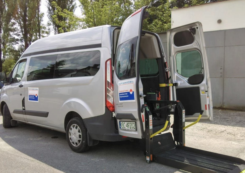 Dom Pomocy Społecznej w Bochni dysponuje własnym środkiem transportu - auto dostosowane jest do przewozu osób na wózkach inwalidzkich