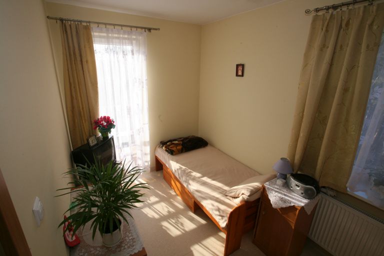 Jeden z pokoi w Domu Pomocy Społecznej im Ks. Jerzego Popiełuszki w Żyrardowie