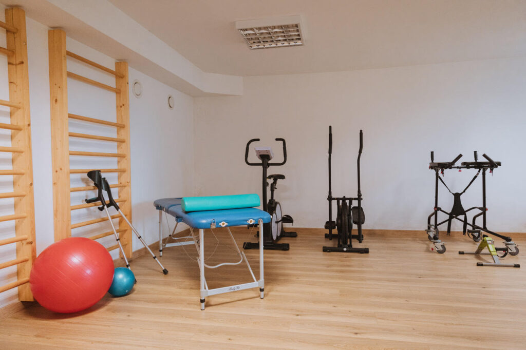W Domu Seniora „Aloes” w Łapalicach  znajduje się sala gimnastyczna wyposażona w profesjonalny sprzęt do ćwiczeń