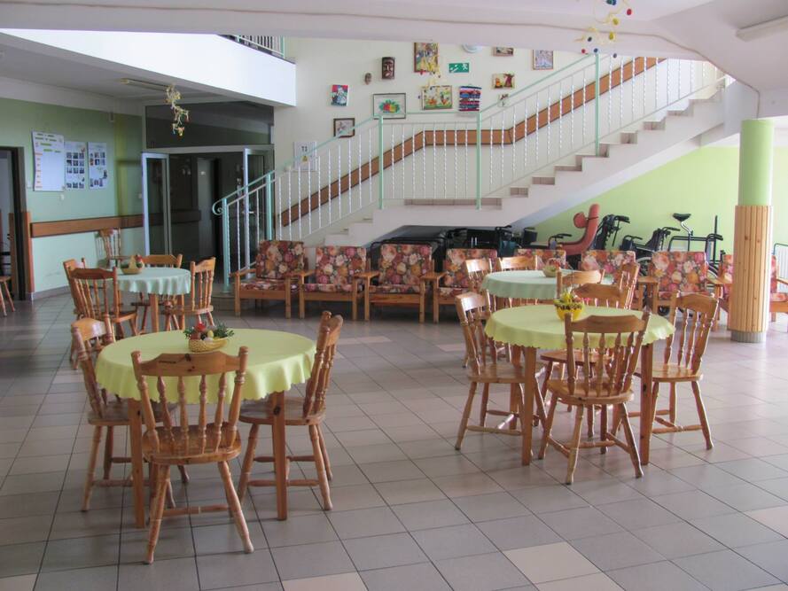 Na parterze Domu Pomocy Społecznej im. Jana Pawła II w Szczutowie znajduje się ogólnodostępna jadalnia
