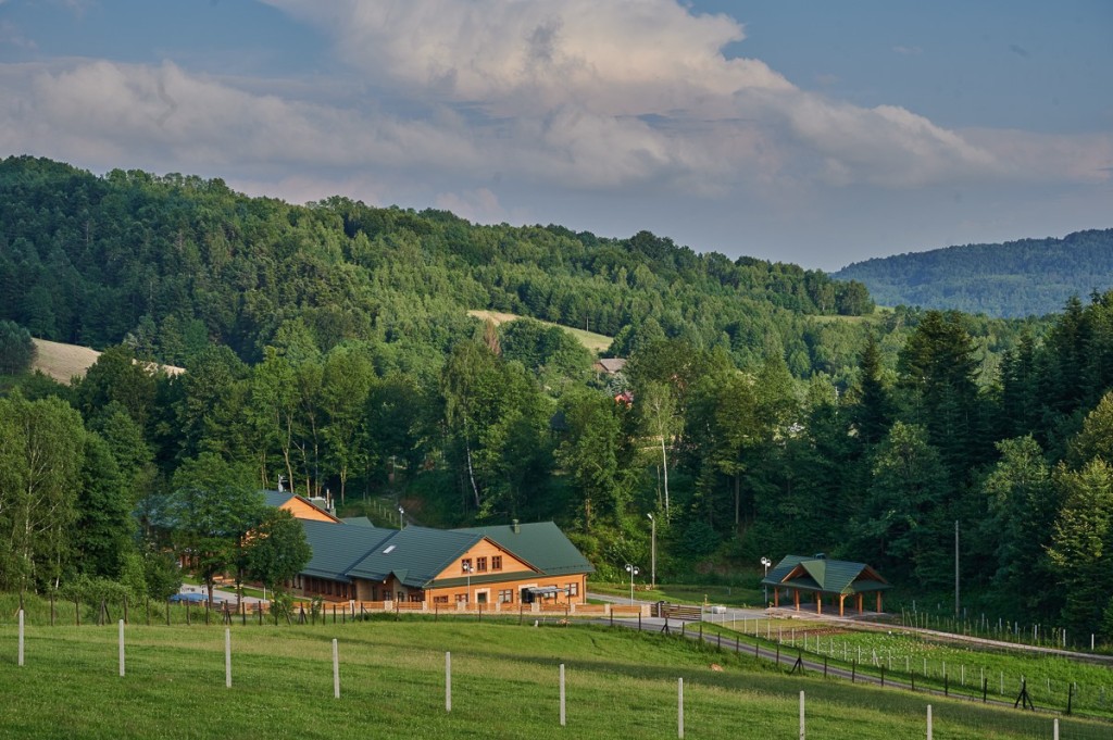 Dom Seniora „Za Górą” w Żyznowie idealnie komponuje się z leśnymi, bieszczadzkimi krajobrazami
