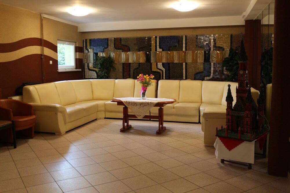 Na terenie Domu Pomocy Społecznej nr 1 w Zabrzu  znajdują się miejsca, w których seniorzy mogą spędzać czas wspólnie