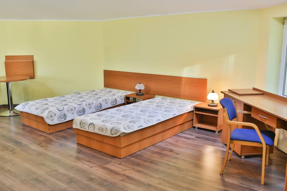 Pokoje w Domu Pomocy Społecznej „Dworek” w Dąbiu są jasne i przestronne