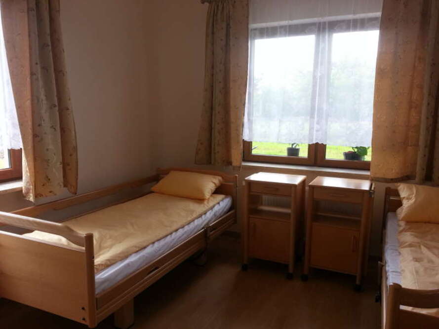 Jeden z pokoi 2-osobowych w Centrum Opiekuńczo Rehabilitacyjnym „Dobry Dom” w Borzęcinie