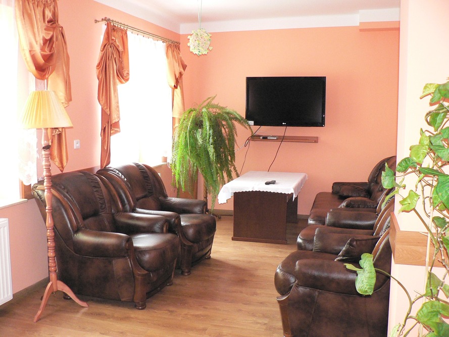 Pokój dziennego pobytu w Domu Pomocy Społecznej im. Józefa Żurawia w Brzózie Królewskiej