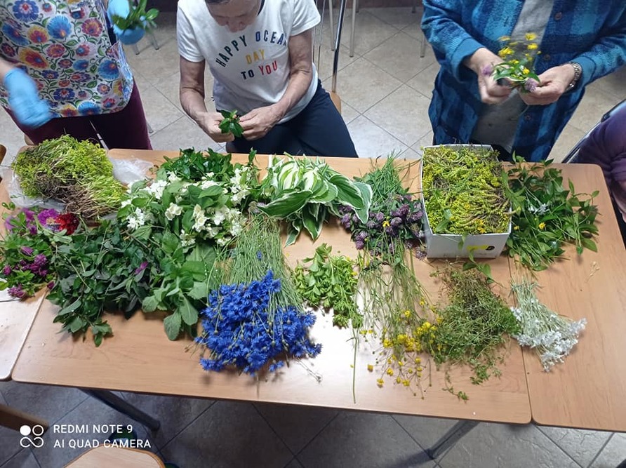 W Domu Pomocy Społecznej im. Józefa Żurawia w Brzózie Królewskiej jedną z  form terapii zajęciowej są zajęcia z tworzenia bukietów