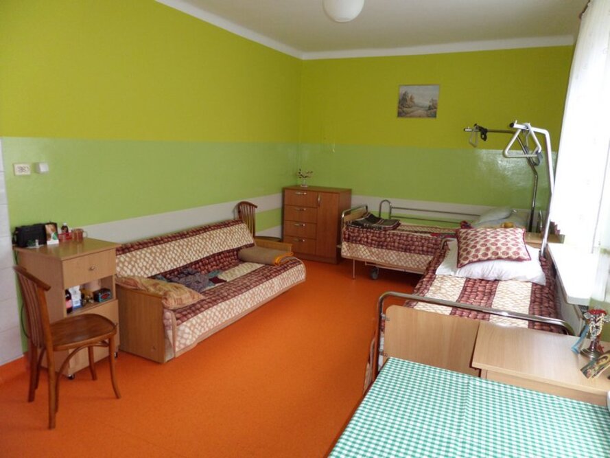 Pokoje w Domu Pomocy Społecznej nr 1 w Tomaszowie Mazowieckim wyposażone są w niezbędne meble i sprzęty