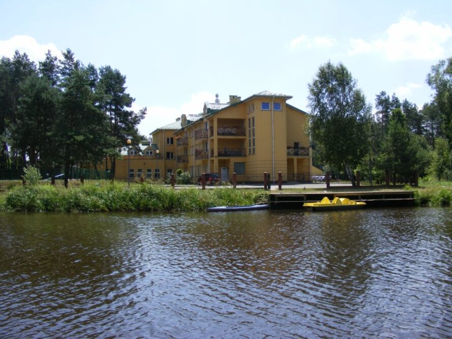 Dom Pomocy Społecznej im. Świętego Jana Pawła II w Rudzie położony jest nad zalewem, co stwarza doskonałe warunki do wypoczynku i rekreacji