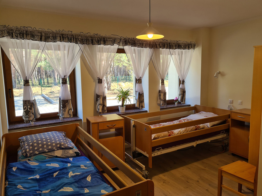 Pokoje w Domu Seniora w Chwałowicach są jasne i przytulne - z ich okien roztacza się widok na las