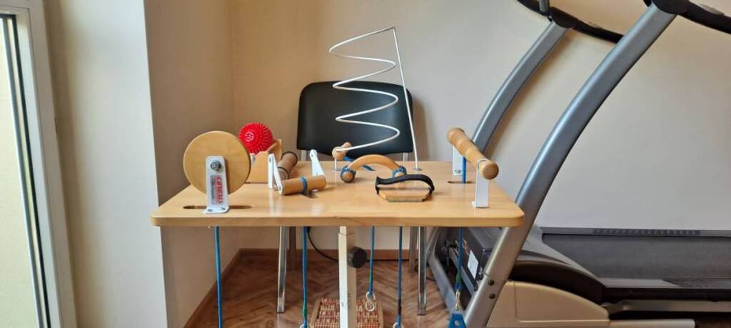 W Domu Pomocy Społecznej Pracownika Oświaty w Warszawie znajduje się sala rehabilitacyjna wyposażona między innymi w stół do ćwiczeń manualnych