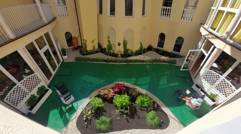 Wewnętrzny dziedziniec w Rezydencji Seniora w Puszczykowie