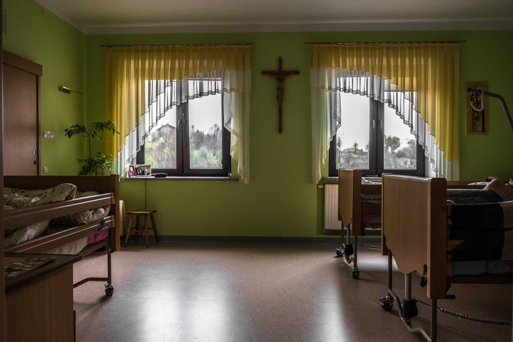 W Domu Pogodnej Jesieni w Tuchowie  znajdują się ,,tradycyjne" pokoje oraz pokoje intensywnej terapii